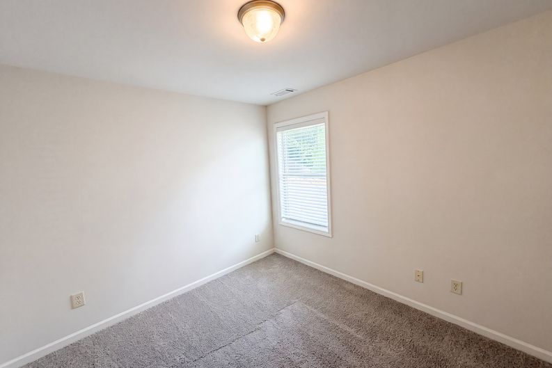 Photo 12 of 34 of 821 Walnut Woods Dr, Braselton, GA