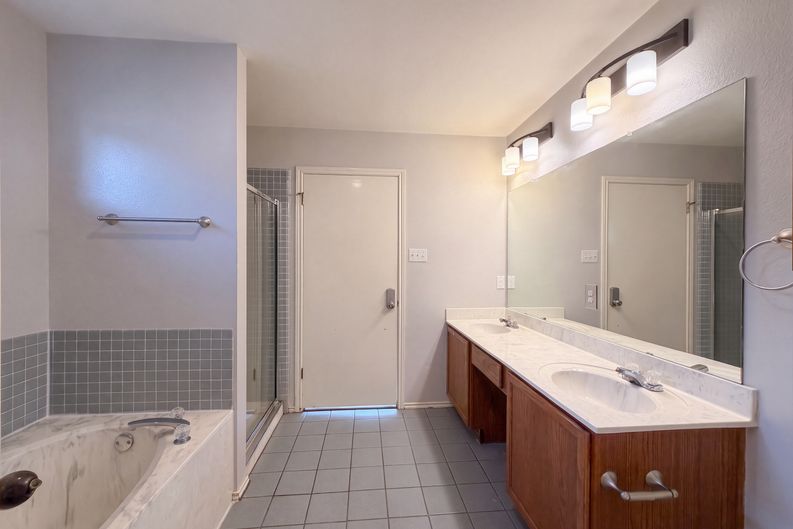 Photo 11 of 16 of 1722 Woods Blvd, Round Rock, TX
