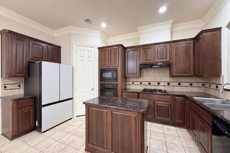 Photo 6 of 21 of 2942 Royal Oaks Crst, Houston, TX