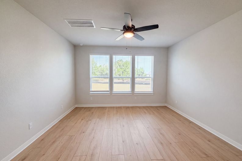 Photo 4 of 19 of 125 High Valley Dr, Liberty Hill, TX
