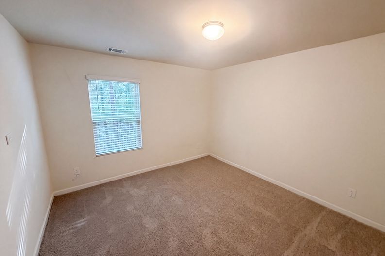 Photo 8 of 22 of 611 Dodson Lake Ct, Fairburn, GA