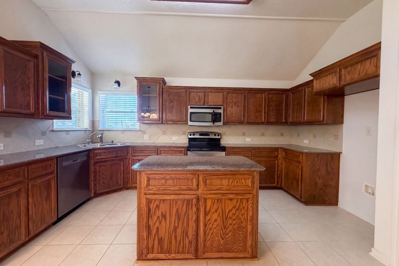 Photo 6 of 17 of 5415 Foxhill Rd, Temple, TX