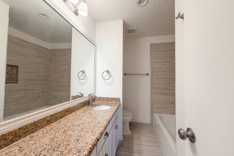 Photo 9 of 19 of 5120 Red River Dr, Arlington, TX