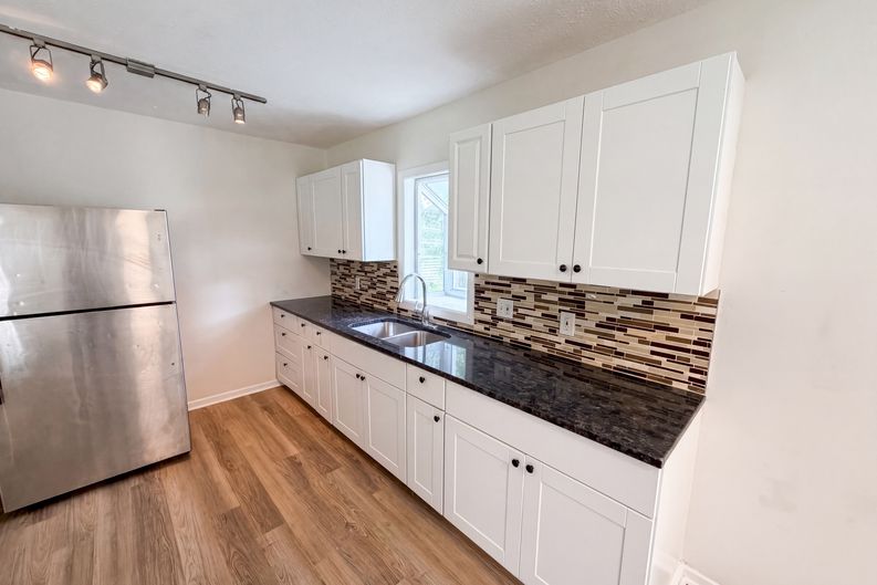 Photo 7 of 27 of 2591 Aldine St, Roseville, MN