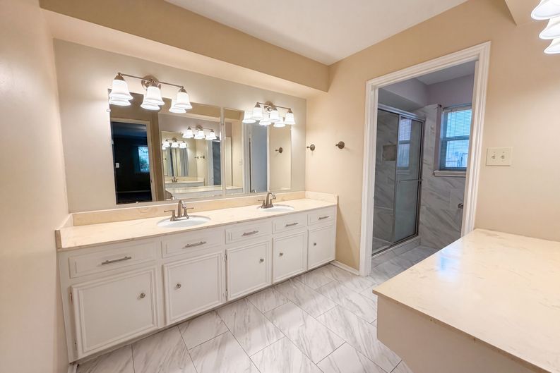 Photo 6 of 26 of 17406 Ridge Top Dr, Houston, TX