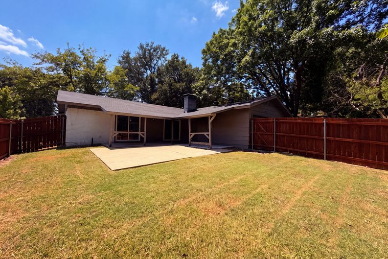 Photo 4 of 17 of 922 Meadowdale Cir, Garland, TX