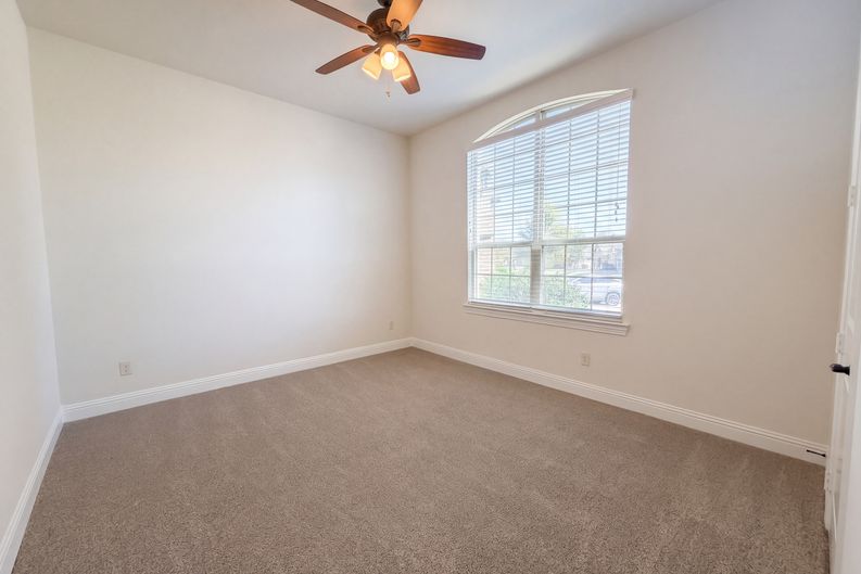 Photo 11 of 22 of 10832 Frost Pl, McKinney, TX