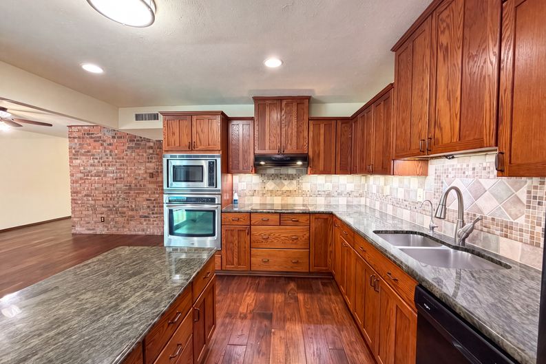 Photo 12 of 28 of 530 Shadowcrest Ln, Coppell, TX