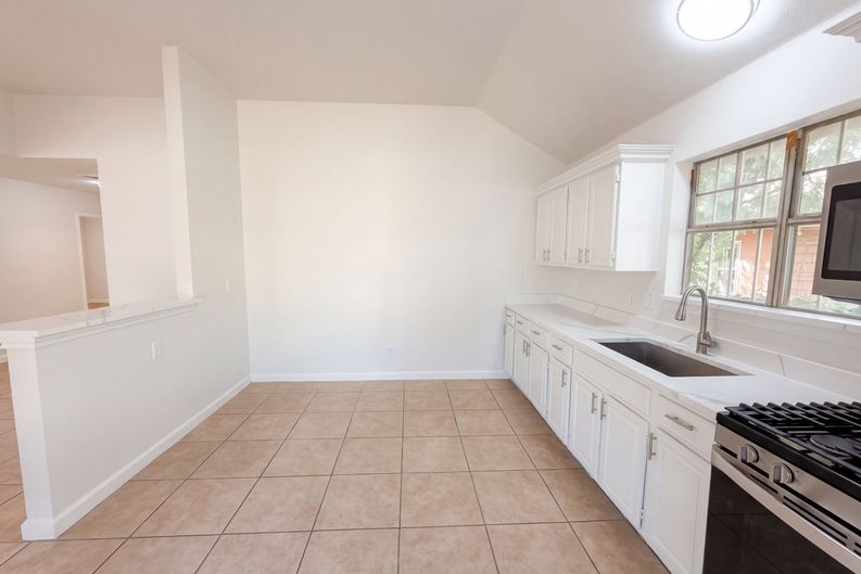Photo 7 of 17 of 1322 E Waco Ave, Dallas, TX