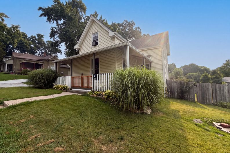 Photo 18 of 20 of 423 N Missouri St, Liberty, MO