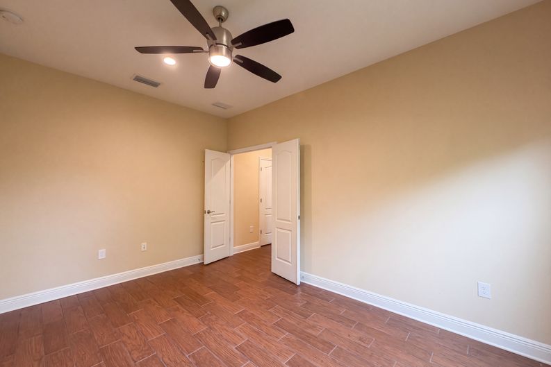 Photo 19 of 24 of 1121 Thornbury Dr, Parrish, FL
