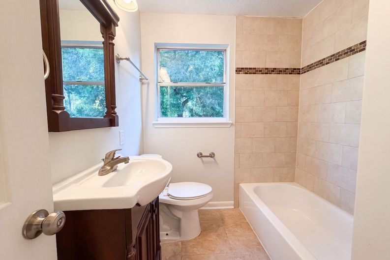 Photo 11 of 26 of 6535 Lou Dr N, Jacksonville, FL