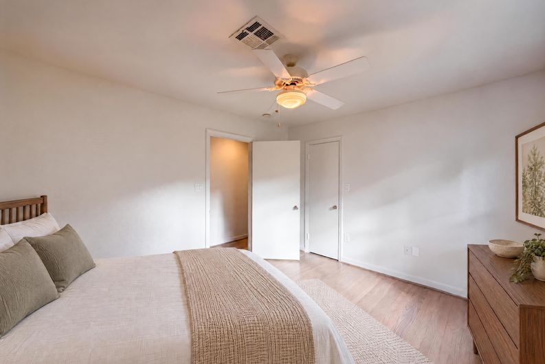 Photo 15 of 29 of 3026 Deal St, Houston, TX
