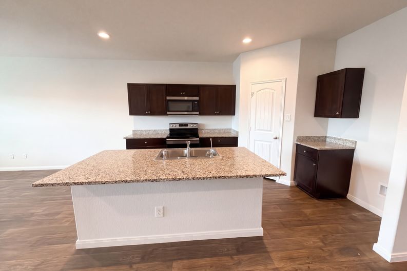Photo 6 of 22 of 817 Margay Loop, Seguin, TX