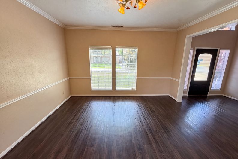 Photo 9 of 28 of 4215 River Ranch Dr, Pasadena, TX