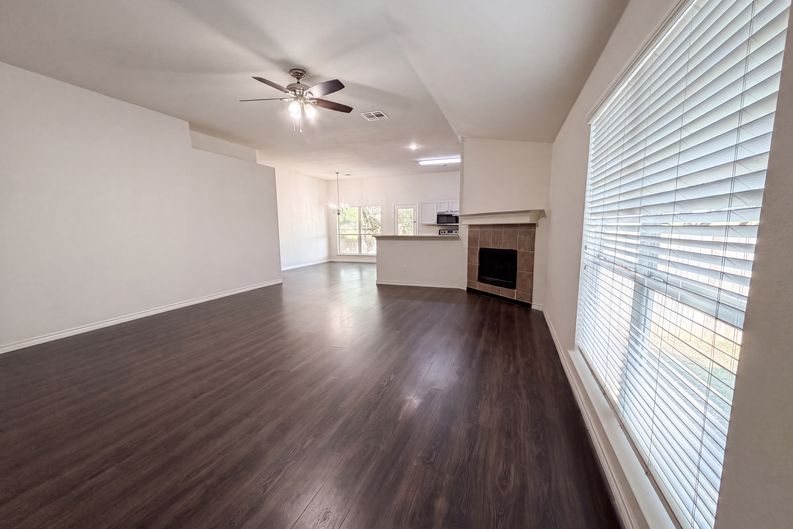 Photo 8 of 21 of 109 Eagle Dr, Luling, TX
