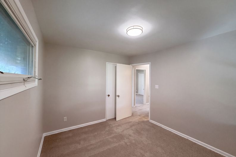 Photo 12 of 28 of 11301 Riveredge Dr, Parma, OH