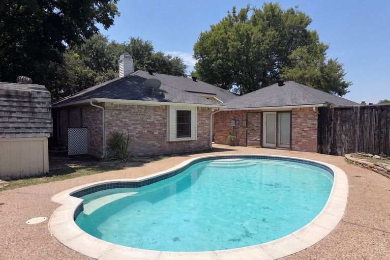 Photo 5 of 18 of 1613 Mullins Dr, Plano, TX