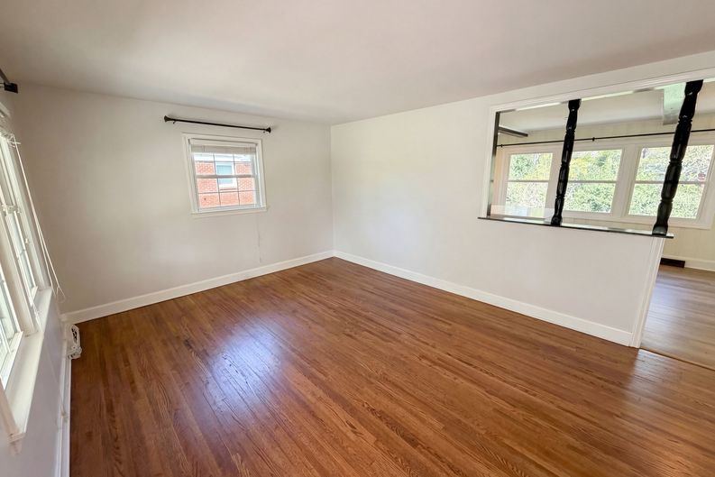 Photo 8 of 24 of 6621 Starcrest Dr, Charlotte, NC