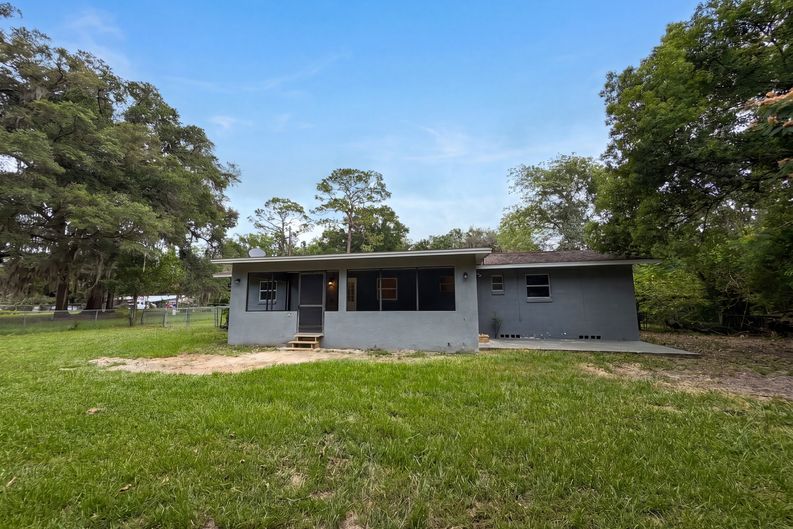 Photo 5 of 22 of 2410 NE 3rd Ave, Ocala, FL