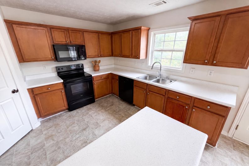 Photo 8 of 39 of 910 Paper Creek Dr, Lawrenceville, GA