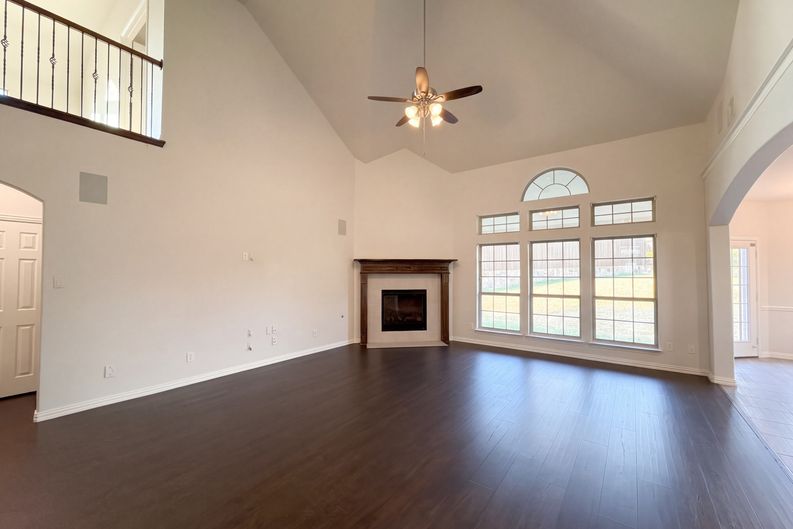 Photo 10 of 38 of 908 Heath Creek Dr, Desoto, TX