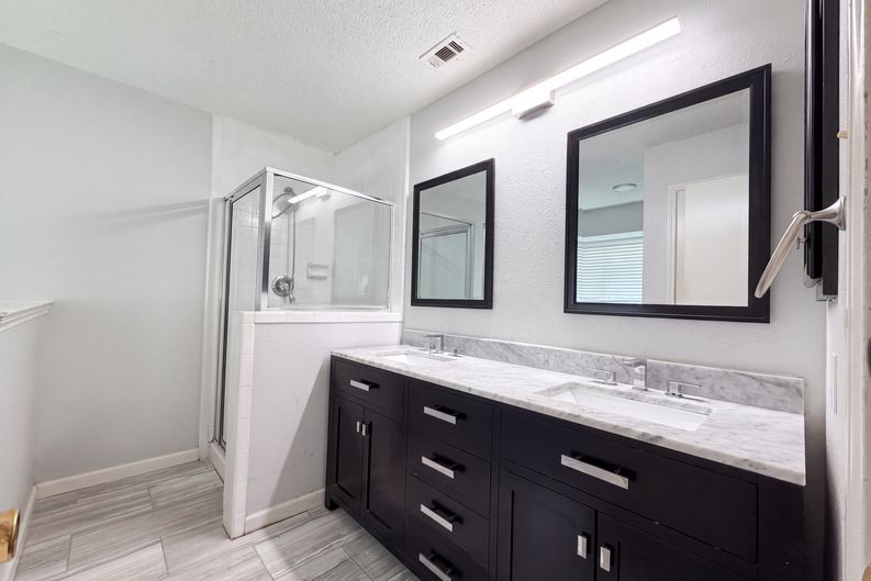 Photo 10 of 19 of 2831 Red Oak Dr, Grand Prairie, TX