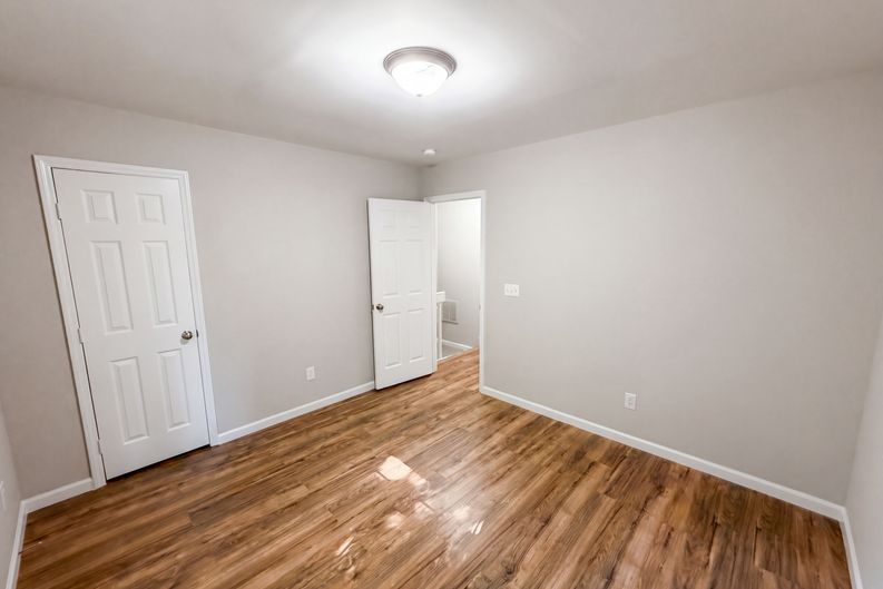 Photo 13 of 19 of 4037 Briarhill Dr, Charlotte, NC