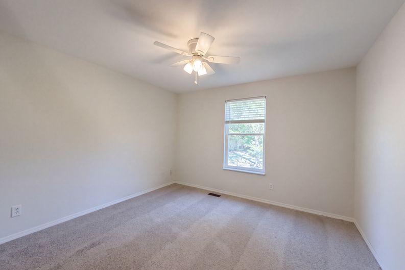 Photo 11 of 23 of 897 Stone Gate Dr, De Soto, MO