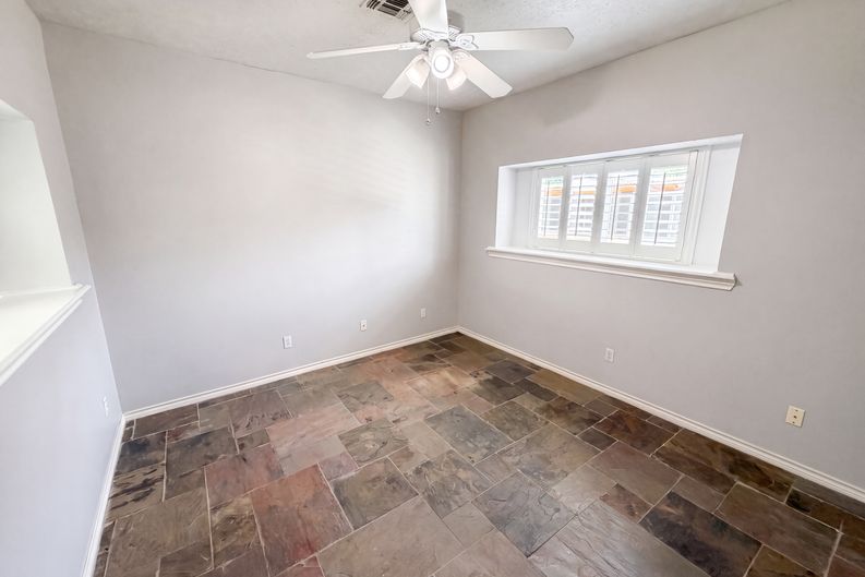 Photo 4 of 19 of 7934 Round Rock Dr, Houston, TX