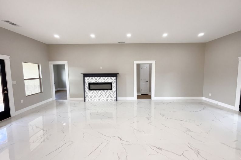 Photo 9 of 25 of 185 E Medium Meadow Dr, Lytle, TX