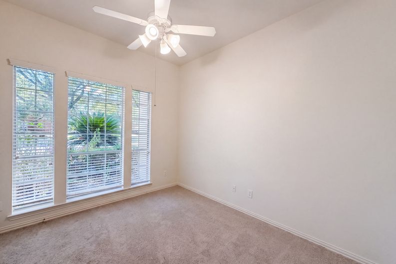 Photo 12 of 24 of 5307 Chatham Hill Ln, Houston, TX