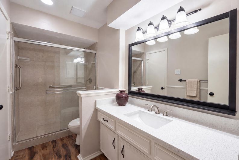 Photo 17 of 22 of 1618 Woodcrest Ln, Carrollton, TX