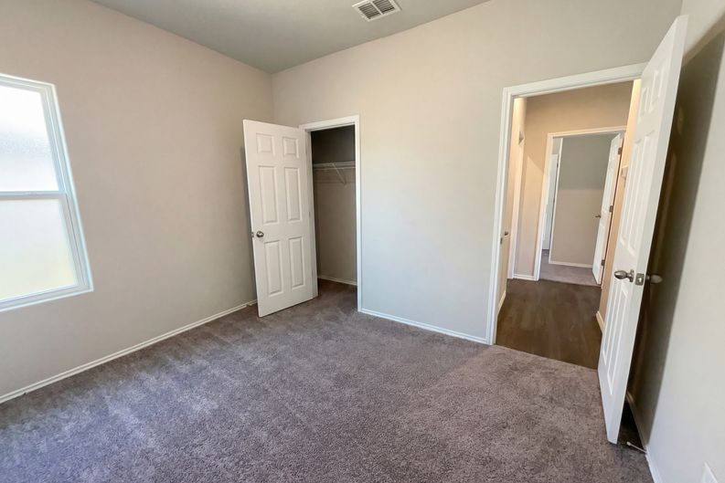 Photo 4 of 17 of 431 Pleasanton Way, San Antonio, TX