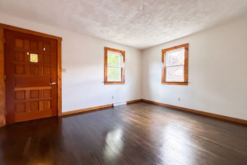Photo 3 of 19 of 17 Monarch St, Lowell, MA
