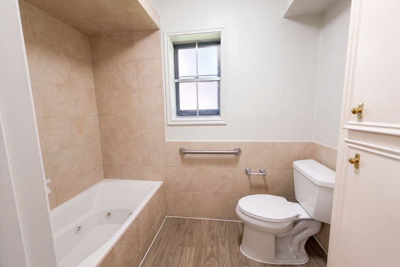 Photo 7 of 47 of 4042 Greenbriar Dr, Missouri City, TX