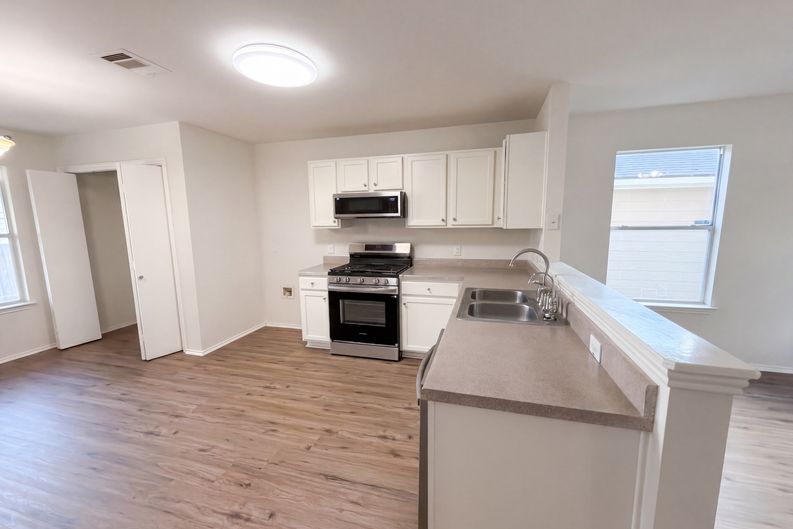 Photo 7 of 29 of 11521 Melstone Dr, Manor, TX