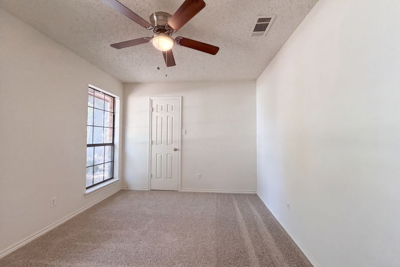 Photo 12 of 19 of 5126 Eagle Nest Dr, Arlington, TX