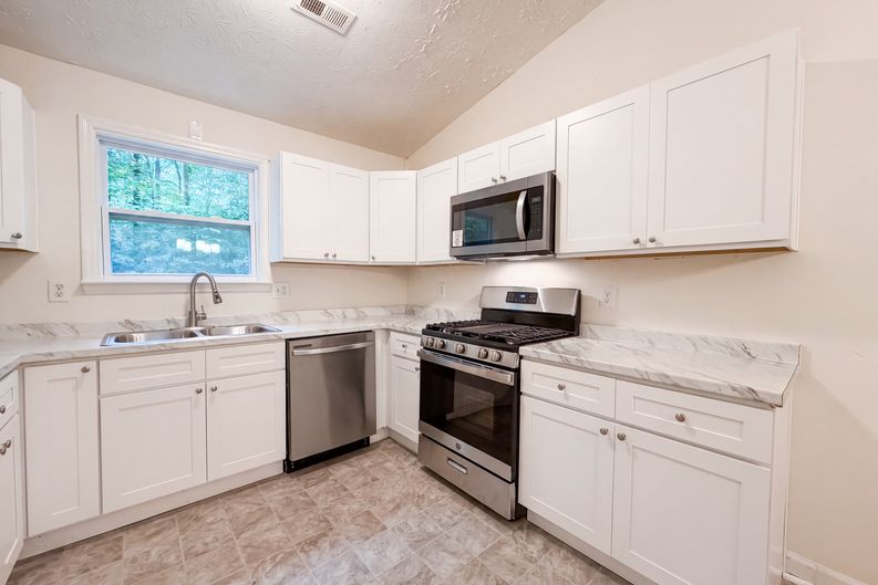 Photo 11 of 20 of 670 Marsh Ct, Jonesboro, GA