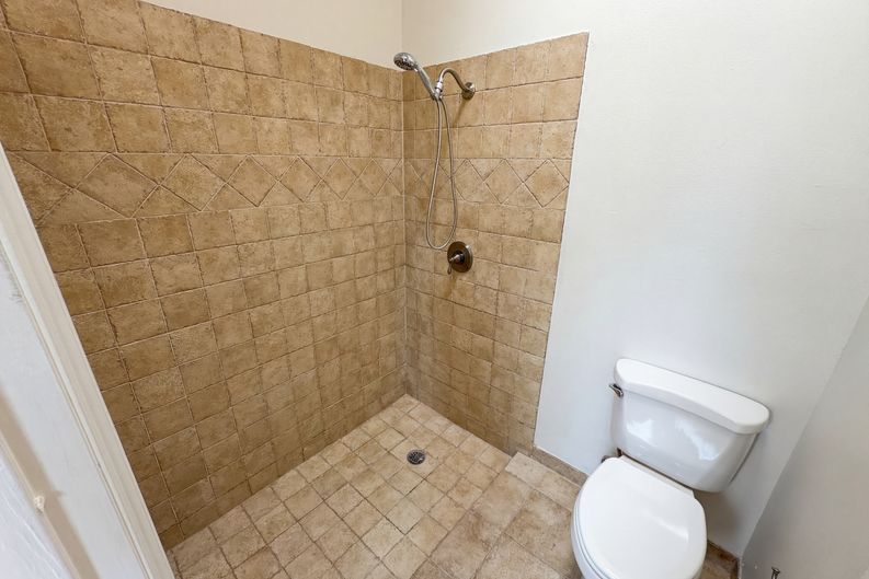 Photo 10 of 18 of 2000 Plainfield Dr, Orlando, FL