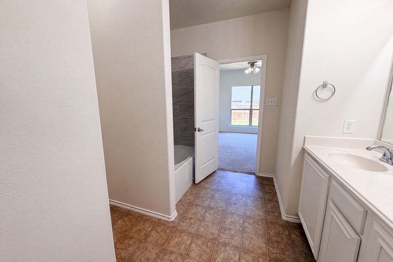 Photo 14 of 18 of 4038 Golden Rod Dr, Forney, TX
