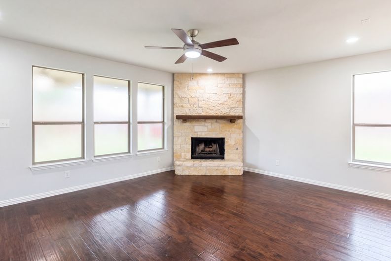 Photo 3 of 18 of 1501 Martin Creek Dr, Little Elm, TX