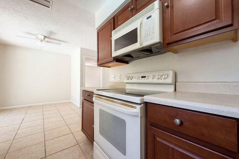 Photo 15 of 24 of 909 Winchester Ct, Brandon, FL