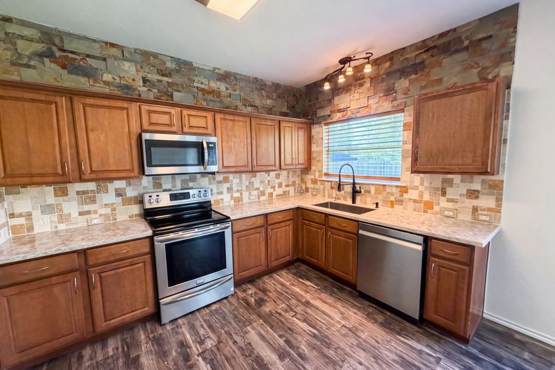 Photo 9 of 20 of 206 Almquist St, Hutto, TX