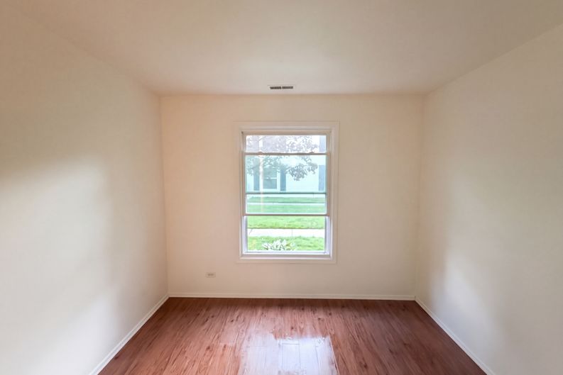 Photo 13 of 26 of 1186 E Azalea Ln, Palatine, IL