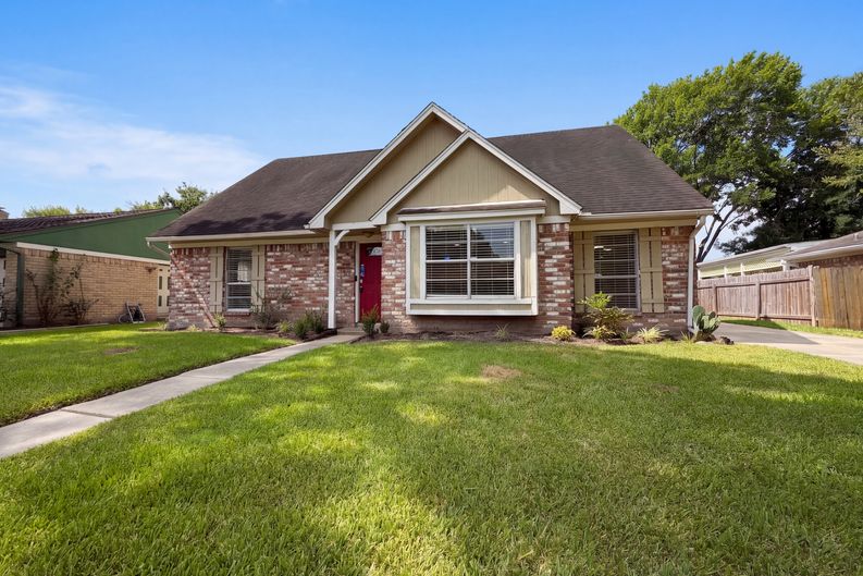 Photo 14 of 21 of 6910 Vialinda Dr, Houston, TX