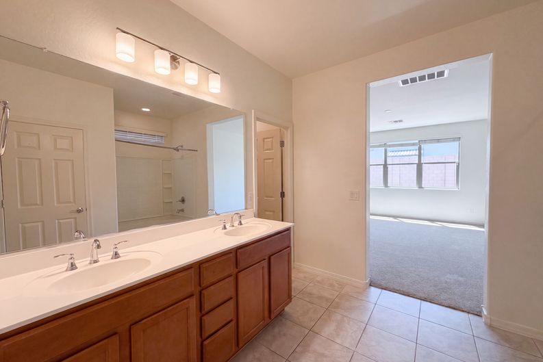 Photo 15 of 35 of 3325 W Dunbar Dr, Phoenix, AZ