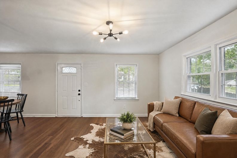 Photo 3 of 21 of 1410 Graymont Dr SW, Atlanta, GA