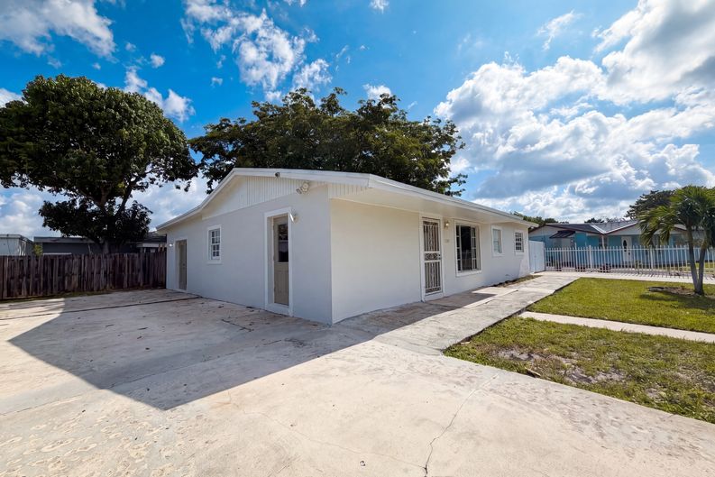 Photo 18 of 20 of 4403 NW 202nd St, Miami Gardens, FL