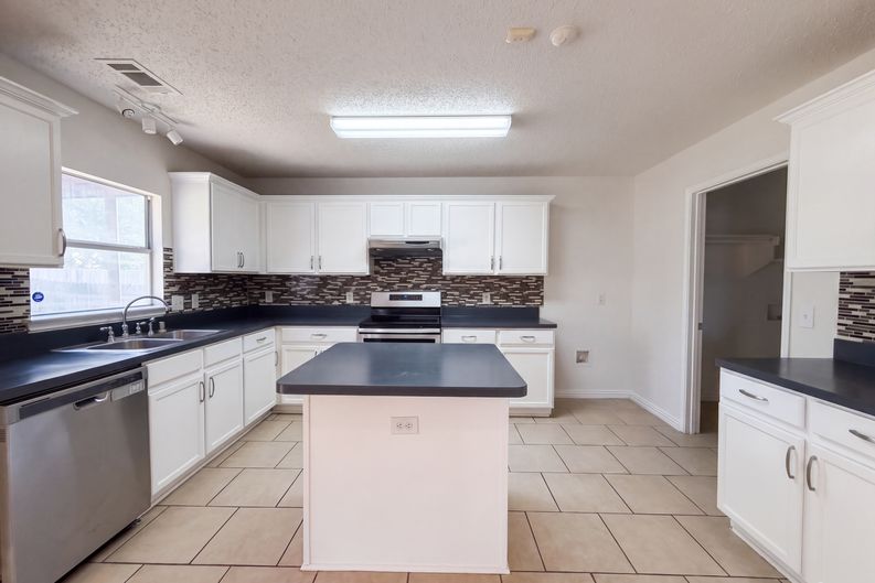 Photo 6 of 30 of 4325 Falcon Dr, Sherman, TX